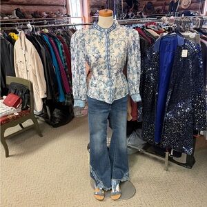 💙NWT Blue and White Toile Puff Sleeve Alice + Olivia M Top